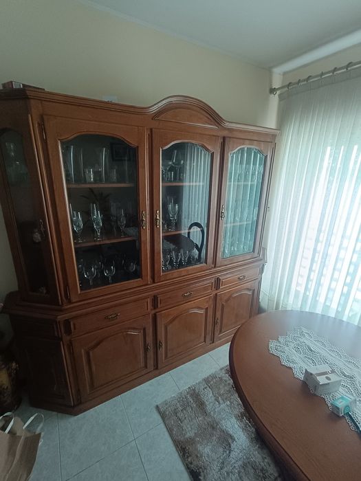 Mobília de Sala em Madeira: Armario + Mesa e 5 cadeiras