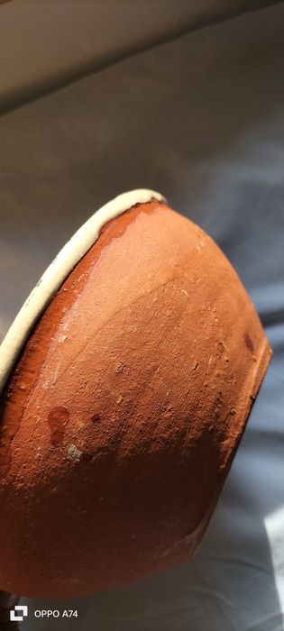 tigela ou alguidar antigo em barro vidrado, pintado à mão, típico da olaria tradicional e cerâmica popular portuguesa