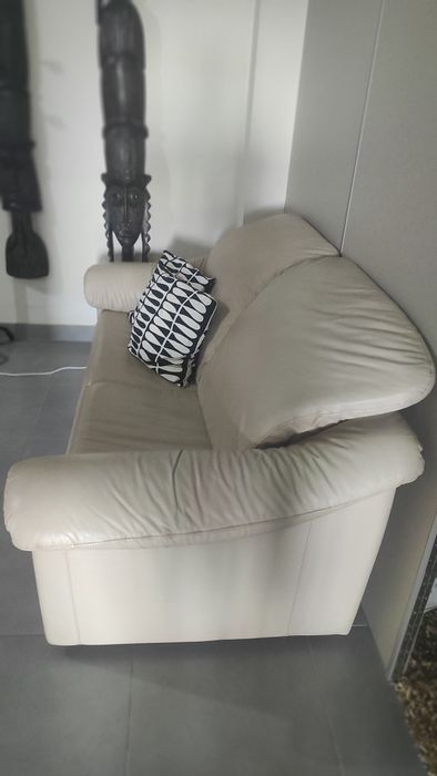 Sofá em pele beje 3 lugares