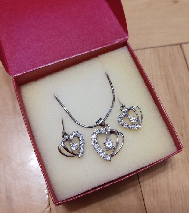 Srebrny komplet biżuterii kolczyki z cyrkoniami serce łańcuszek żyłka