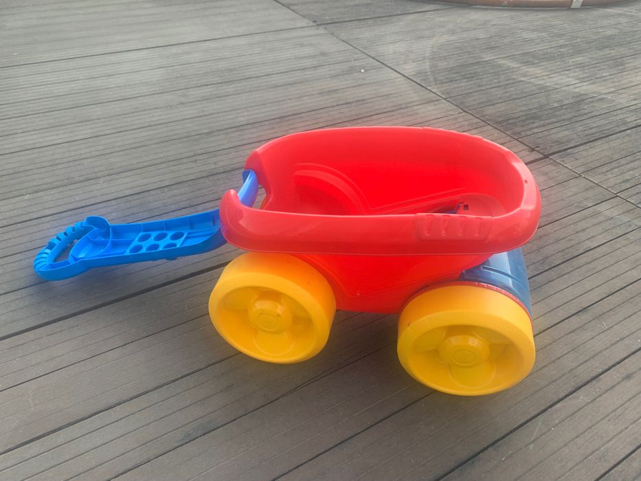 Baloiço, carrinho de mão, tábua de passar ferro, balde e toucador