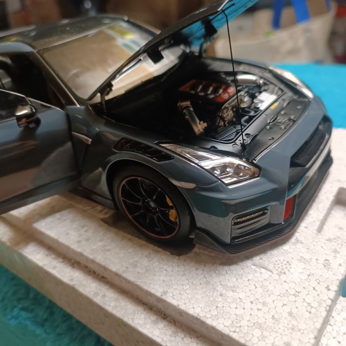 GT-R nismo motorhelix nie AutoArt nissan 1:18