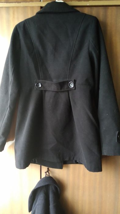 Flauszowy płaszczyk, kolor czarny.