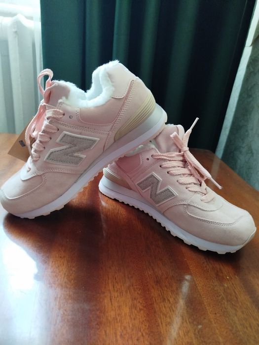 Новые женские зимние кроссовки New Belance