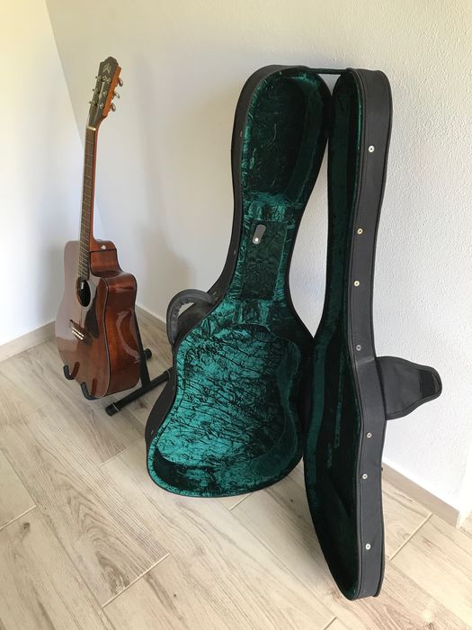 Guitarra nova + estojo + suporte – 850€ negociável