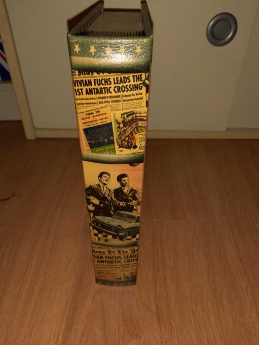 Caixa Livro em madeira e tela pintada ano 1958 arrumação/decorativo