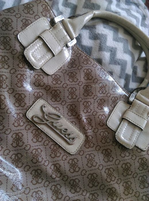 Beżowa torba firma Guess