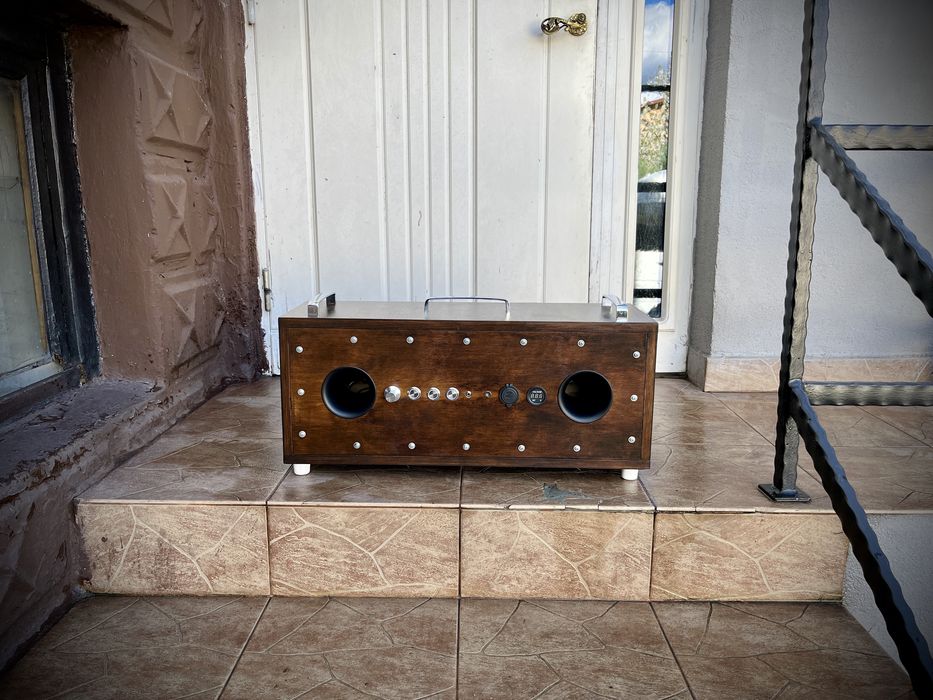 Referencyjny głośnik aktywny w kolorze czekoladowym, o mocy 2x35 Wat