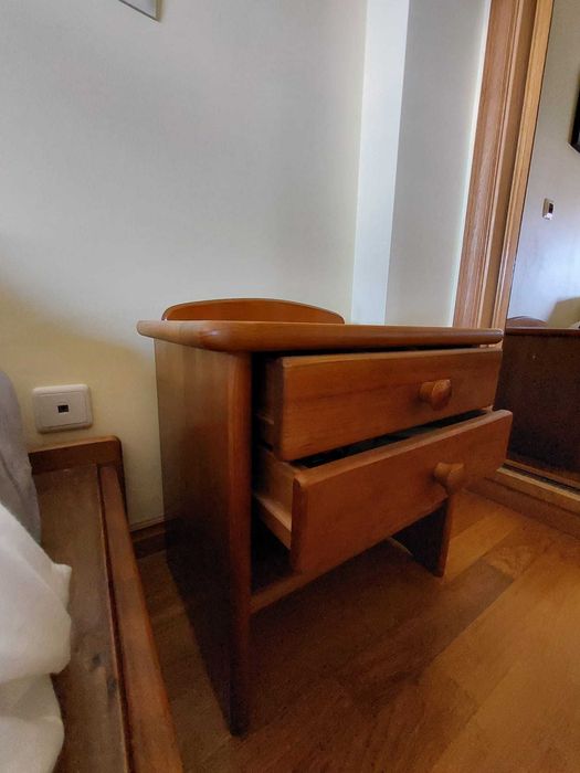 1 Und. Mesa de Cabeceira - CERNE - MADEIRA MACIÇA