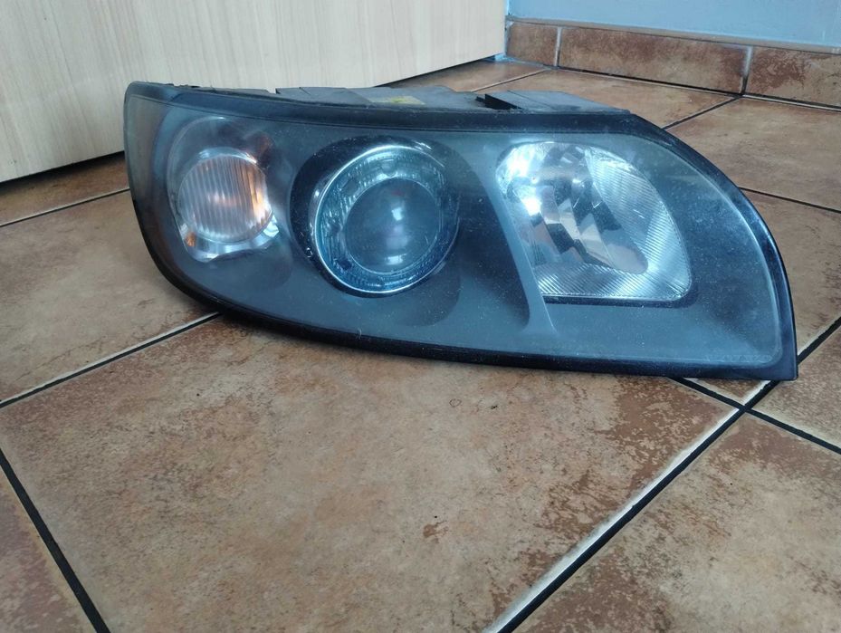 lampa przód przednia prawa lewa XENON Volvo V50 30698889