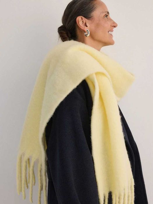 Пухнастий жовтий шарф Reserved Premium