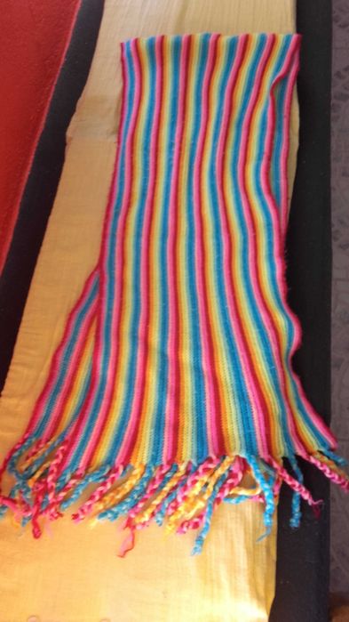 Camisola, gorros e cachecol em malha