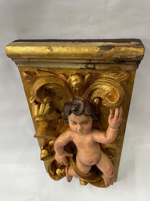 Talha dourada com querubim em madeira de castanho