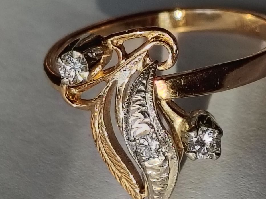 Золотое кольцо с бриллиантоми.