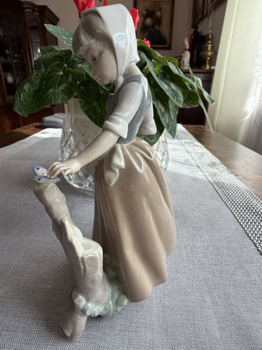 Figurka Dziewczynka z Motylem Nao Lladro