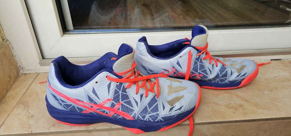 ASICS buty halowe rozmiar 40 wkładka 25,5cm stan bardzo dobry