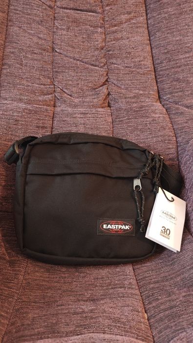 Mala nova eastpak com etiqueta