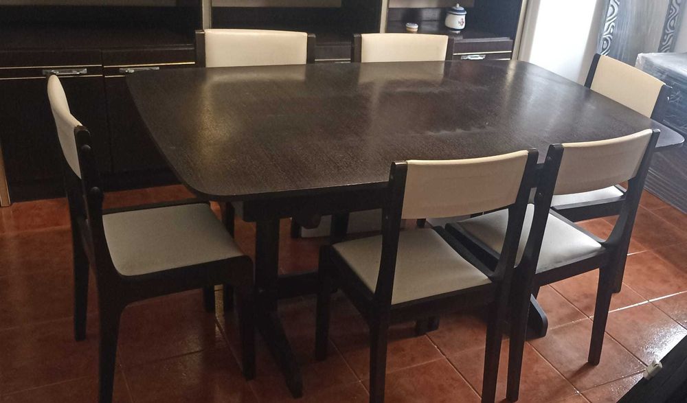 Mobília de sala, móvel, mesa de jantar e cadeiras