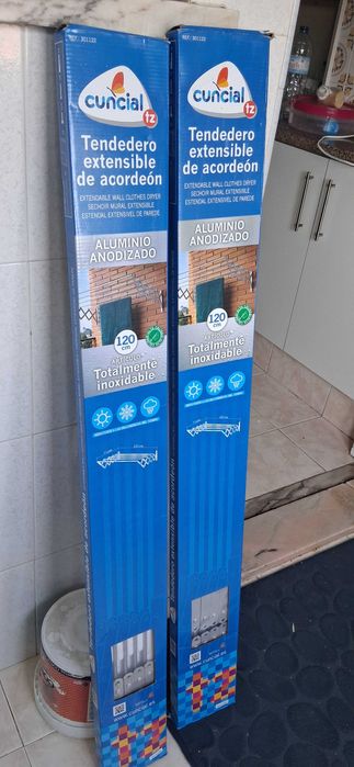 Dois Estendal extensivo  de roupa de aluminio