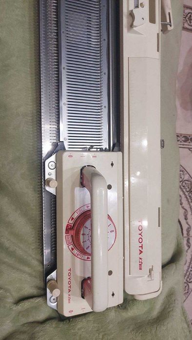 Продам. В'язальна машина 5 класа Toyota KS 858.