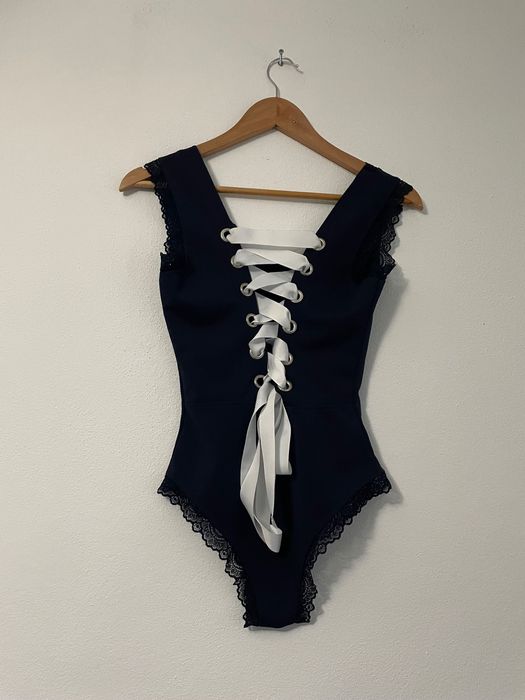 Body azul com fita branca