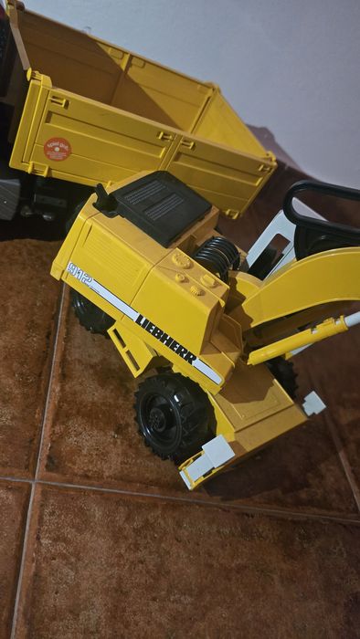 Replica de camião + escavadora