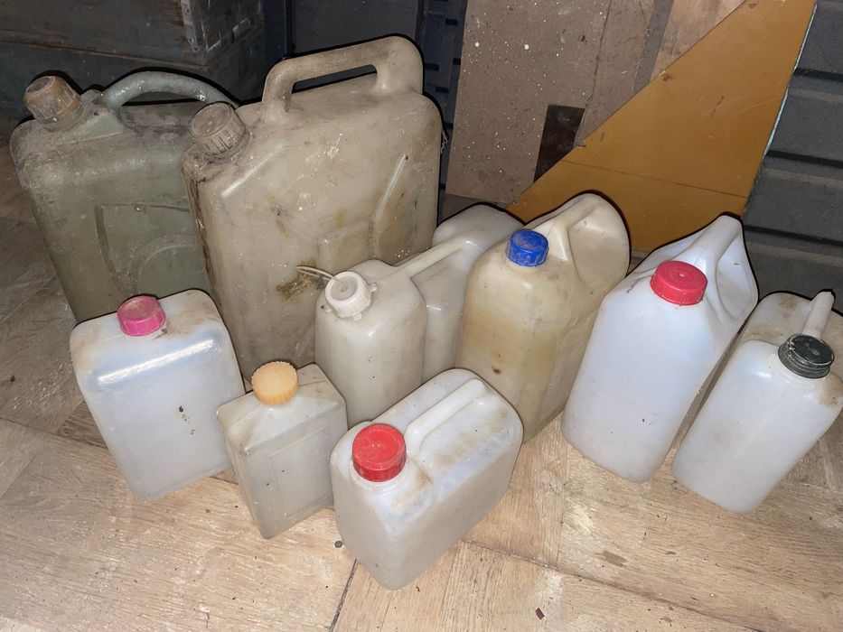 Пластикові каністри різного обʼєму