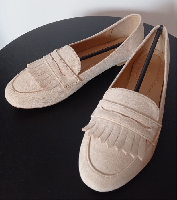 Mokasyny z frędzlami loafersy beżowe zamsz DeeZee 37 NOWE