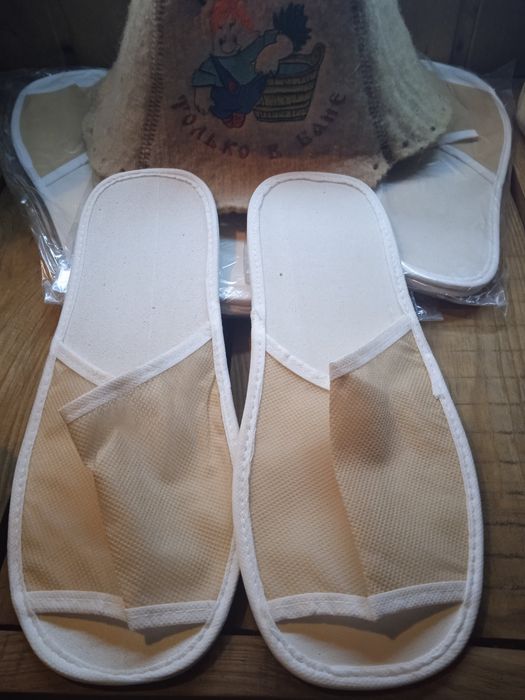 Шапочки , тапочки  для бани одноразовые