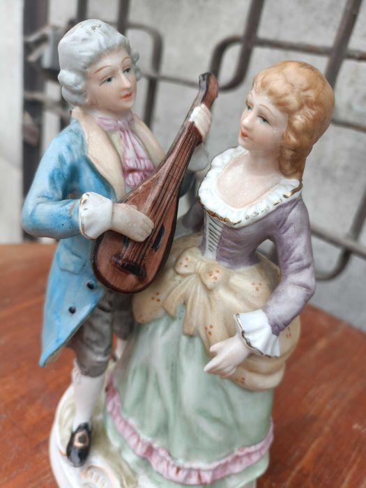 Stara porcelanowa figurka para dworska Hertwig