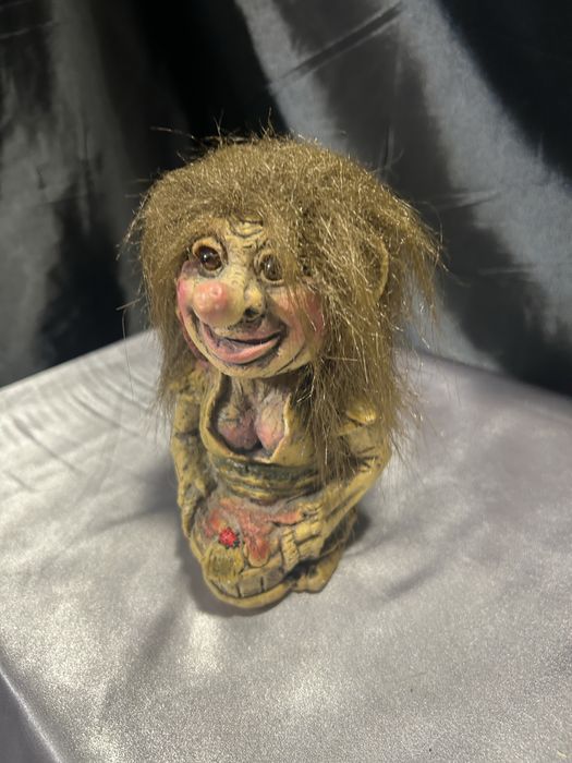 Figurka trolla kobieta z dużym dekoltem i drewnianym wiadrem