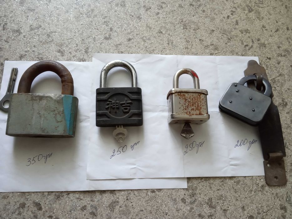 Старинный навесной замок..