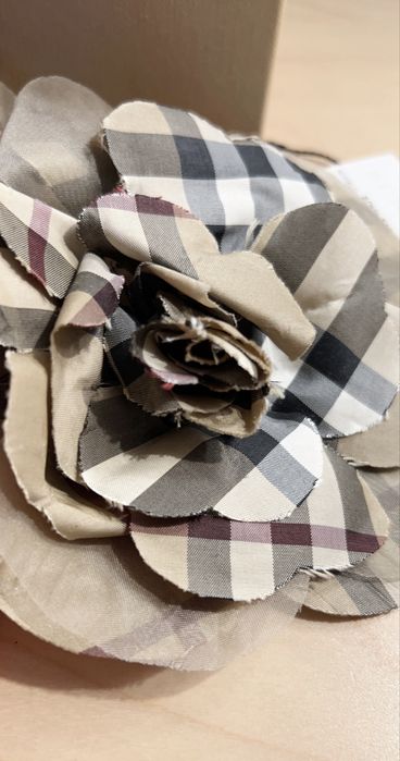 Elástico de cabelo/alfinete de peito Burberry