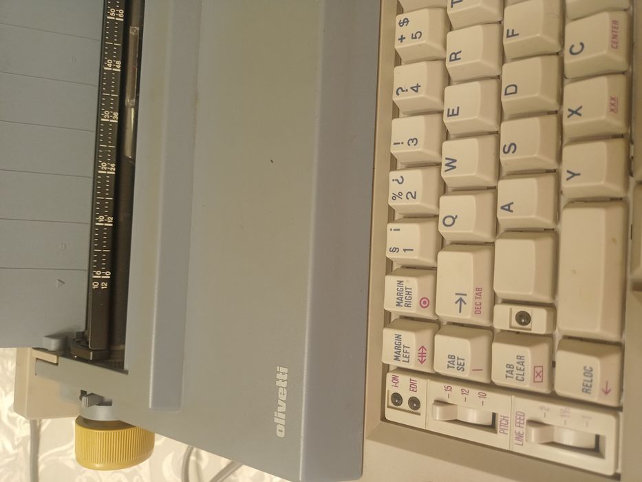 Maszyna do pisania olivetti elektryczna