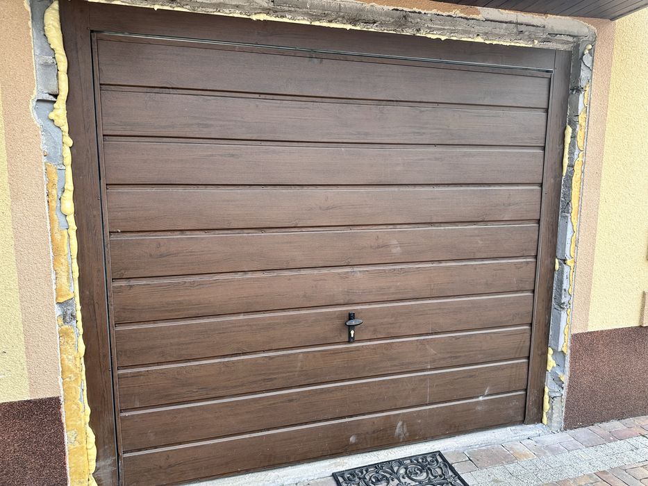 Nowe drzwi garazowe z mechanizmem na pilot 240x208