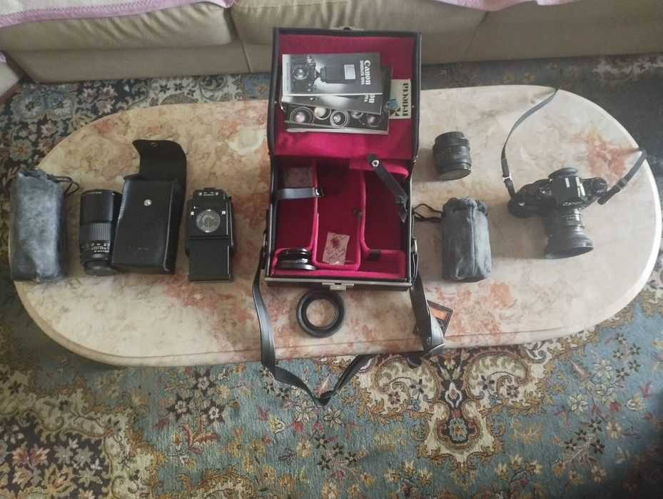 Maquina fotográfica Canon A-1 com uma lente de 100 Metros