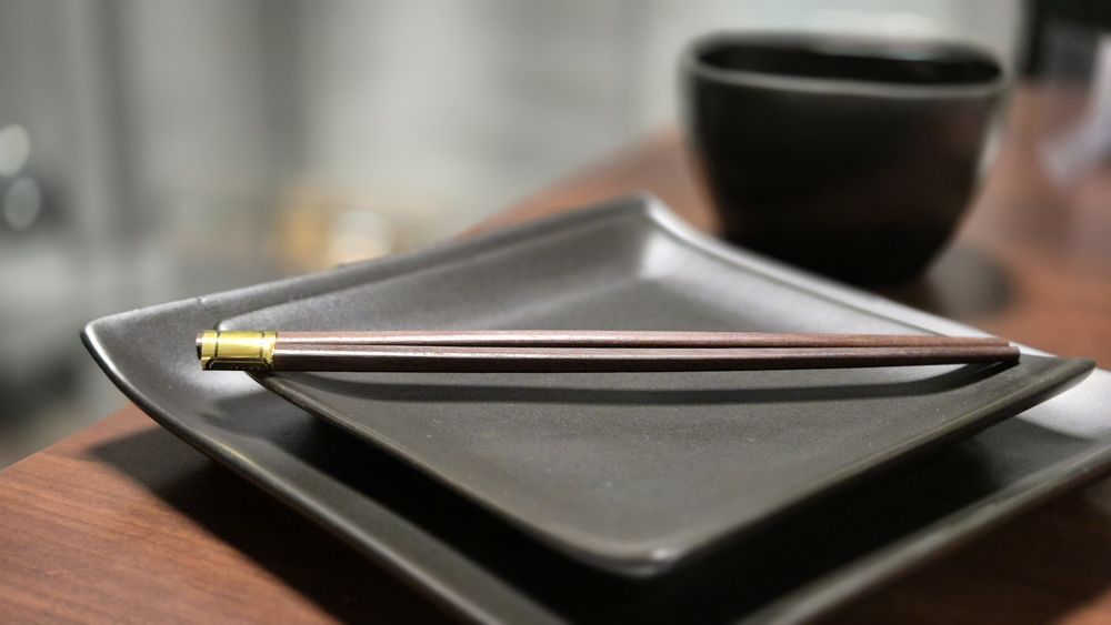 Prosty i elegancki zestaw dla jednej osoby – talerze, miska + pałeczki