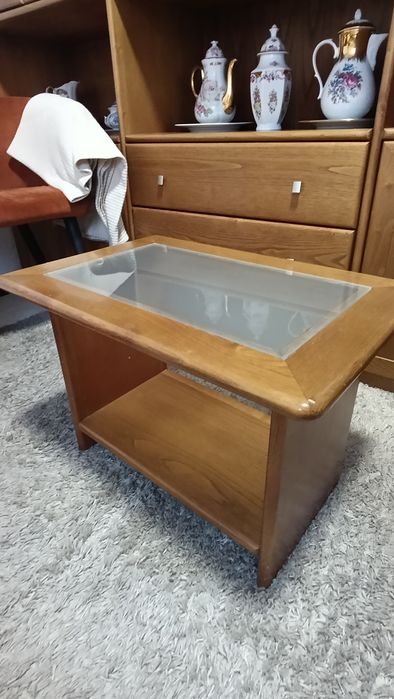 Conjunto de sala (armário, mesinha de apoio e móvel de apoio)