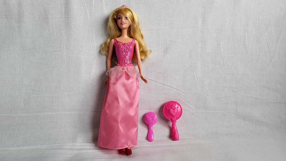 #50 Barbie w koronie i sukni