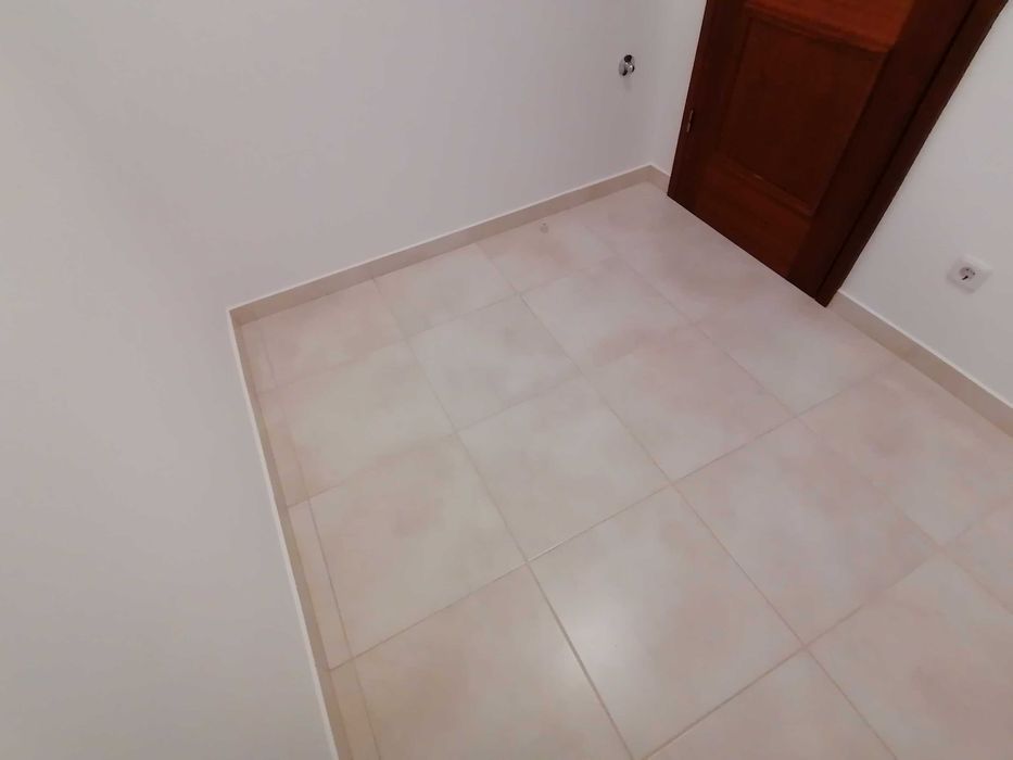 Arrenda-se quartos em apartamento T2 mobiliado ou apartamento na totalidade com todas condições mais ar condicionado em todos os quartos.