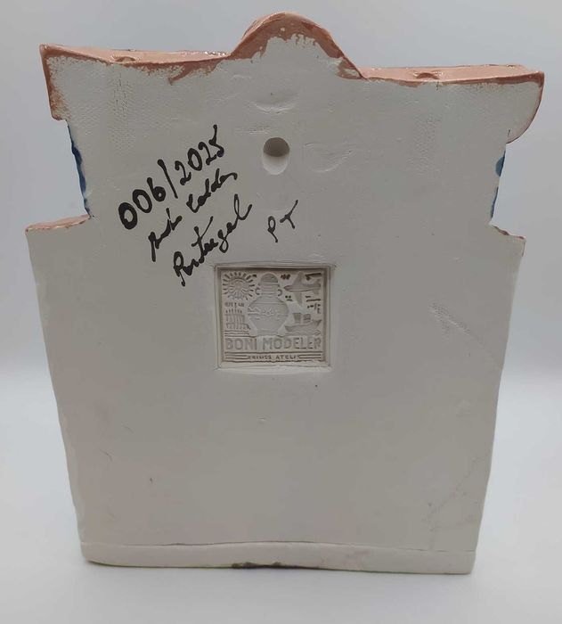 Escultura de cerâmica feita à mão: gato elegante a descansar