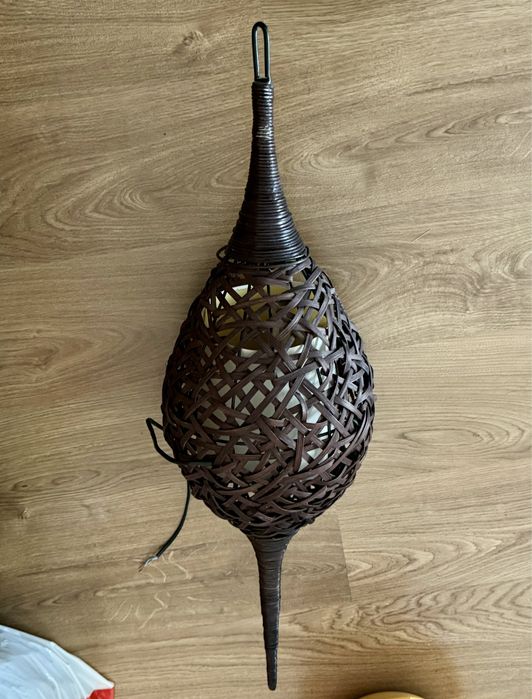 Móvel asiático e candeeiro