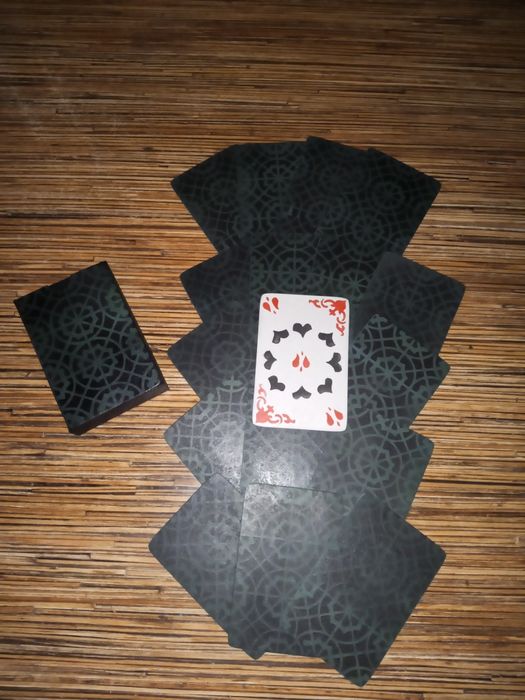 Карты, стос, пулемет.