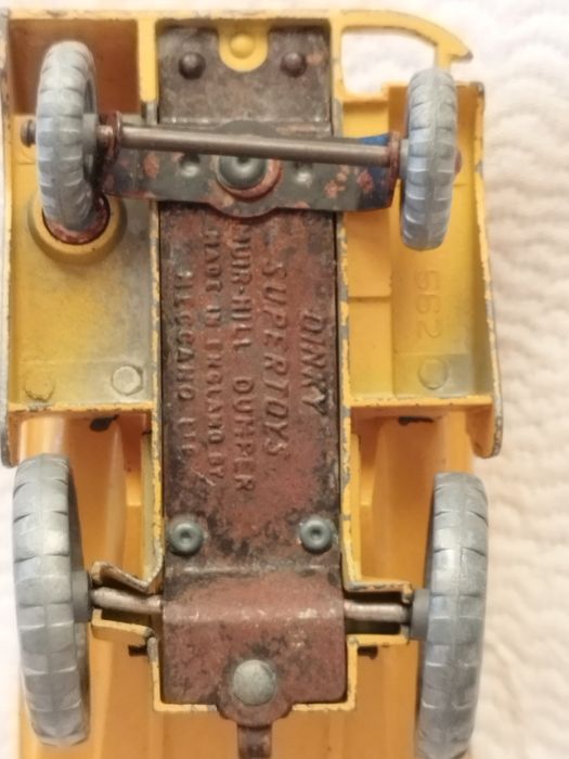 Carro muito antigo da Dinky Toys.  vendido no estado em que se encontr