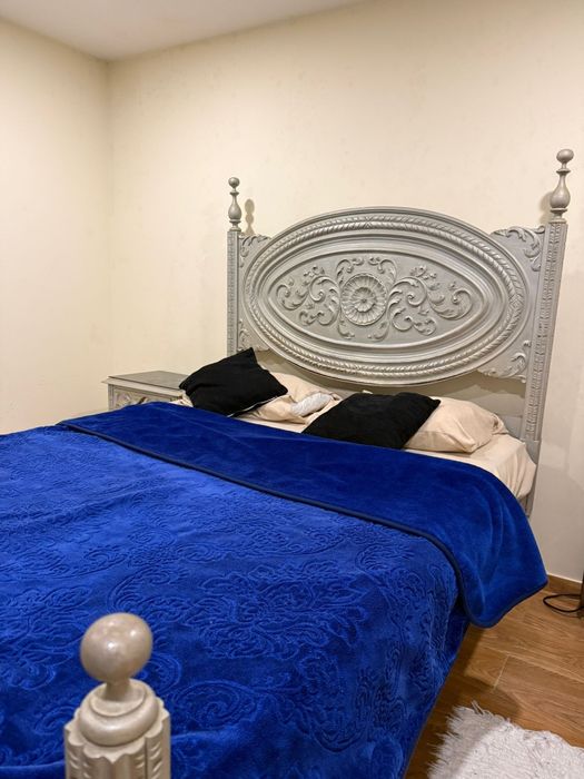 Cama com estrado + 2 Mesinhas