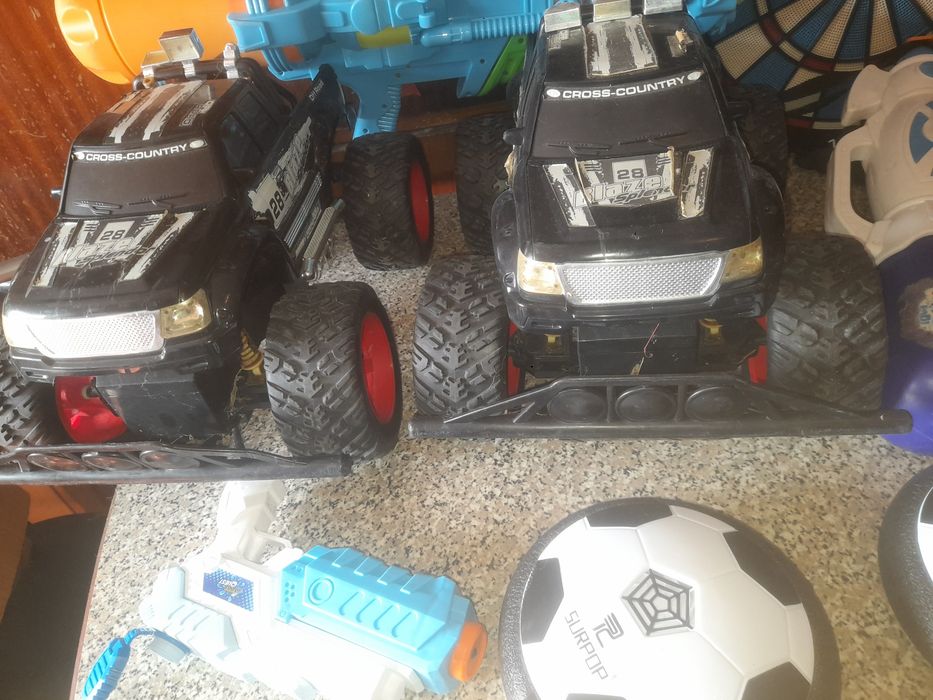 Conjunto de Brinquedos Diversos de Criança
Criança 

- 2 Hover Balls
-