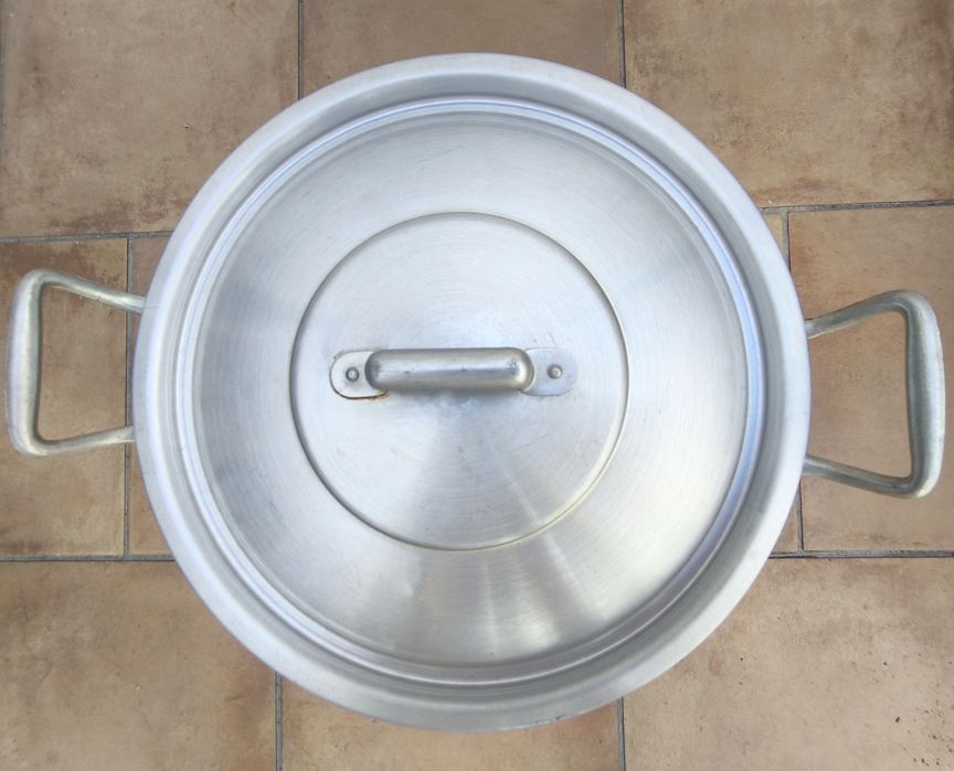 Panela em alumínio grande, 30
