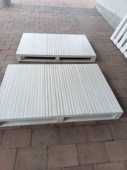 Palety pomalowane na biało