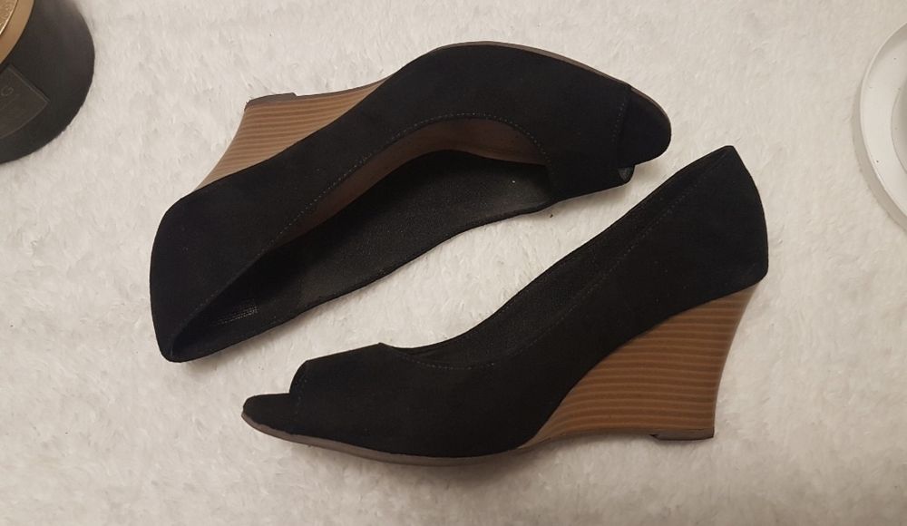 Zamszowe buty na koturnie 37