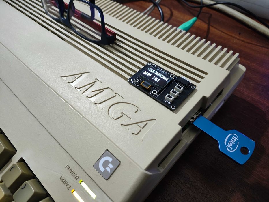 Commodore Amiga 500 Gotek com monitor